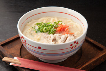 豚骨スープのうどん