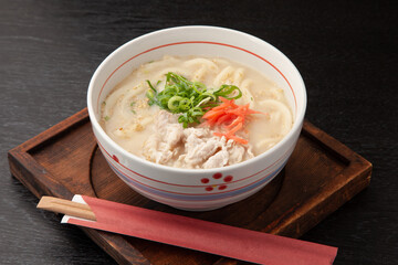 豚骨スープのうどん