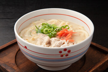 豚骨スープのうどん