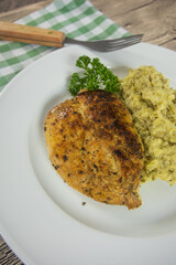 assiette d'escalope de poulet et purée de brocolis