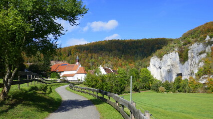 Fototapeta premium St. Georgs Kapelle am Wanderweg Donaufelsenläufe