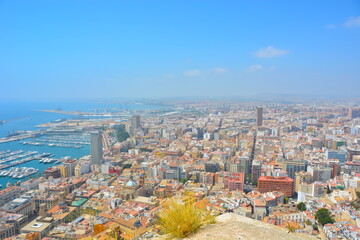Fototapeta premium Vista panorámica de la ciudad, playa y puerto española de Alicante