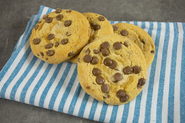 cookies aux pépites de chocolat  sur un torchon de cuisine