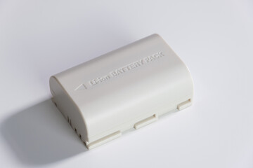 Li-ion Battery / Akku: ein weisser Akku auf einem neutralen weissen Hintergrund