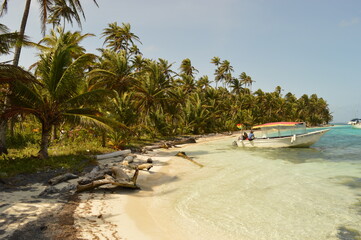 Sailing around the paradise islands and beaches of San Blas (Kuna Yala) in the Caribbean, Panama