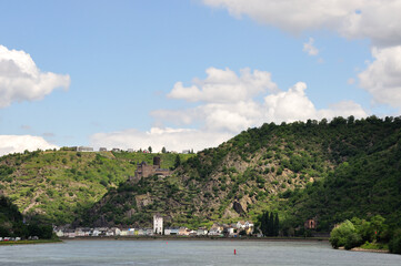 Fototapeta na wymiar romatisches Rheinufer bei Sankt Goar - romantic banks of the Rhine near Sankt Goar