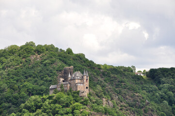 Fototapeta na wymiar romatisches Rheinufer bei Sankt Goar - romantic banks of the Rhine near Sankt Goar