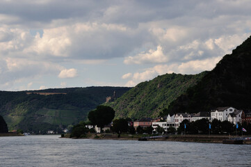 romatisches Rheinufer bei Sankt Goar - romantic banks of the Rhine near Sankt Goar