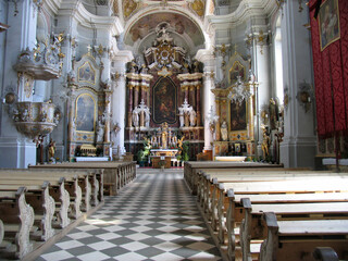 Fototapeta na wymiar Innenansicht der barocken Pfarrkirche von Toblach in Südtirol. Italien, Europa -- Interior view of the baroque parish church of Toblach in South Tyrol. Italy, Europe