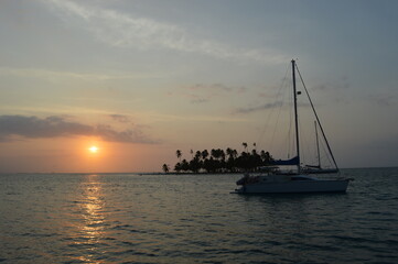 Fototapeta premium Sailing among the paradise beaches and islands of San Blas / Kuna Yala in the Caribbean Ocean, Panama
