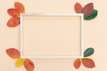 a mockup of a wooden frame, in the corners of which are colorful autumn leaves. flat barking. Idea - template for design, place for text.