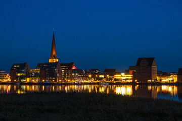 Blick über die Warnow auf die Hansestadt Rostock zur Blauen Stunde