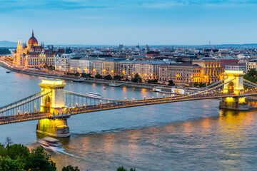 Fototapeta na wymiar Chain Bridge and the Parliament in Budapest at night