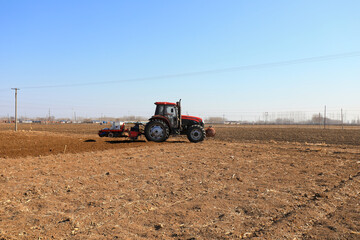 Obraz premium Planter planting peas on farm, North China