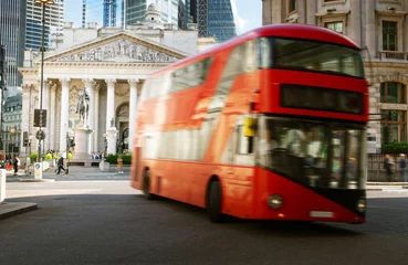 Rolgordijnen Royal Exchange, Londen Met rode bus © Iakov Kalinin