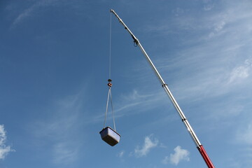 Lastenkran im Einsatz. bei blauem Himmel und Wolken 
