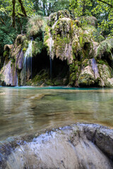 La cascade des Tufs, chute d'eau de la Cuisance, remarquable pour ses massifs de tuf, située dans la commune des Planches-près-Arbois dans le Jura, en Franche-Comté