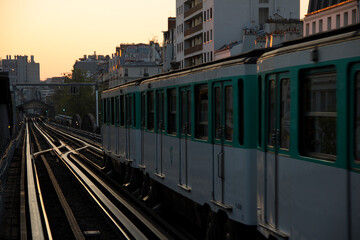 Naklejka premium train on the bridge against the backdrop of a beautiful city