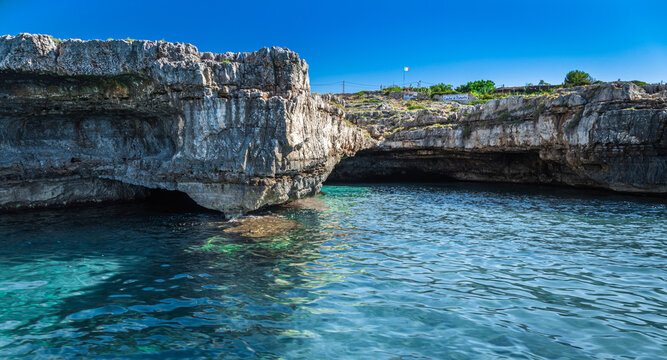 Gigant's caves of Leuca