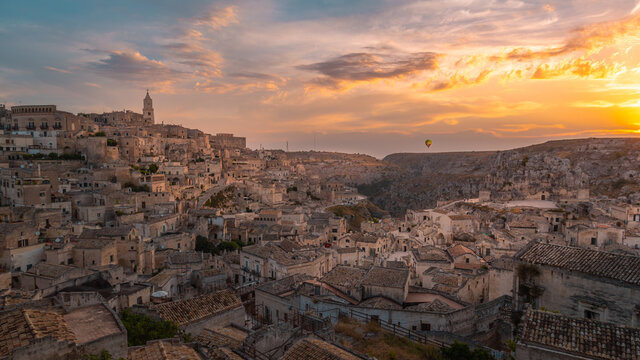MAtera alle prime luci dell' alba con mongolfiera sullo sfondo 