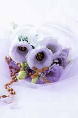 薄紫のトルコギキョウ(ユーストマ)の花束とロザリオ