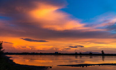 Fototapeta na wymiar sunset sky over the lake in the evening, dusk sky.