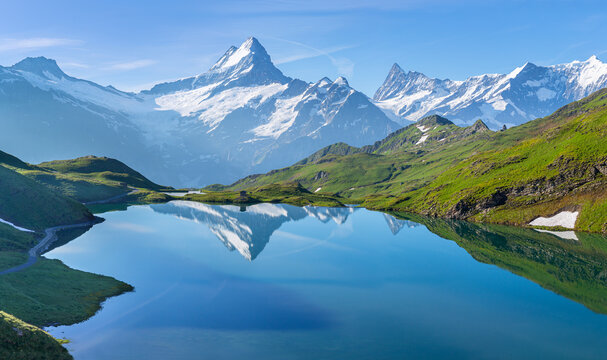 Le Lac de Bachalp au d&eacute;but de l'&eacute;t&eacute; , Suisse