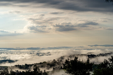 Obraz premium Frühnebel über dem Tal, Toskana