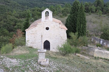 La chapelle Saint Blaise dans le château médiéval vue de l'extérieur, ville de Rochefort en Valdaine, département de la Drôme, France