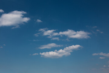 Naklejka na ściany i meble Blauer Himmel mit schönem Farbverlauf, einige kleine Wolken sind zu sehen. Sommer