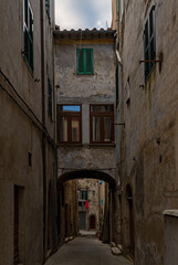 Fototapeta na wymiar Enge Gasse in der Altstadt von Pitigliano in der Toskana in Italien