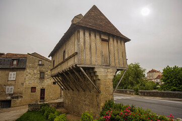 Fototapeta na wymiar In Perigueux, in the southwest of France, this granary is perched on the city's ancient protective walls.