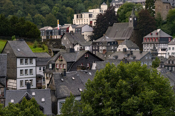 Blick auf die Dächer der Altstadt von Monschau in Nordrhein-Westfalen, Deutschland 