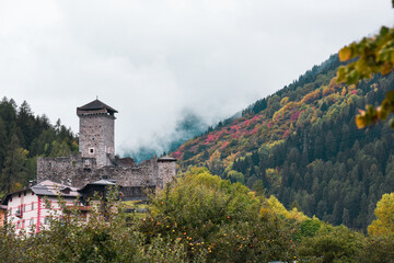 Fototapeta na wymiar castello autunno paesaggio dramma storia scena Ossana Val di Sole Trentino 