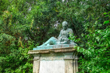 Obraz premium Altes Kolonialzeit-Denkmal in Düsseldorf