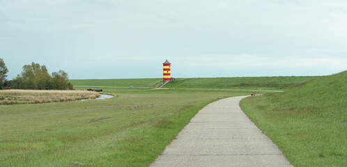 Fototapeta na wymiar Leuchtturm von Pilsum an der deutschen Nordseeküste