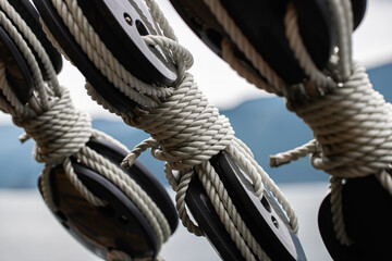 船舶用の太いロープ