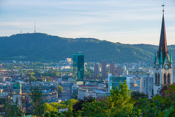 Zürich mit Kirche und Uetliberg
