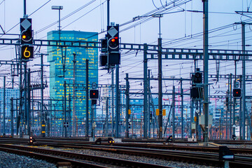 Prime Tower hinter Geleisen