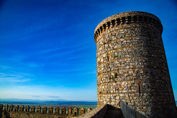 Torre redonda de castillo con fondo azul intenso de fondo
