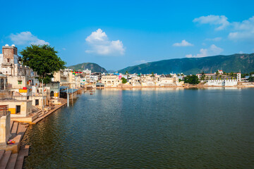 Fototapeta na wymiar Ghats at Pushkar lake in India
