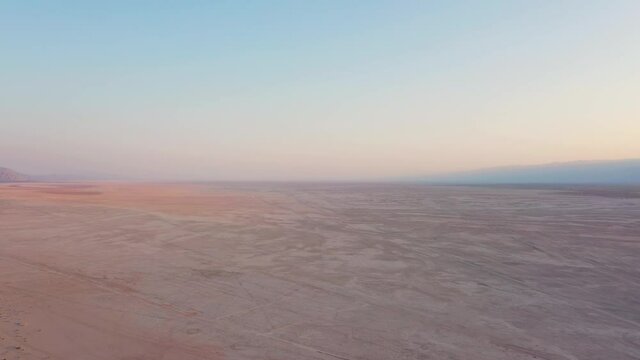 Laguna Salada, sandy depression that extends southward between the Sierra Cucap&aacute; and the Sierra de Ju&aacute;rez, Mexicali , BC, temperatures can exceed 50 &deg; C