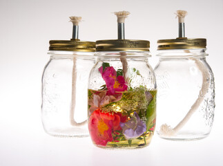 DIY Duftkerzen Weihnachten Hack Glas Docht Blumen Öl Selbermachen
Basteln Blüten Deckel Flamme...