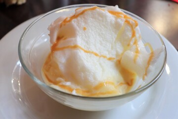 Ile flottante, ou oeufs à la neige dans un bol transparent sur une assiette blanche, dessert composé de blancs d'oeufs fouettés et de crême anglaise, ville de Lyon, département du Rhône, France