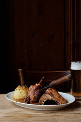 Gegrillte Ente  mit Kartoffel Knödel und Breze im bayerischen Wirtshaus Biergarten Oktoberfest