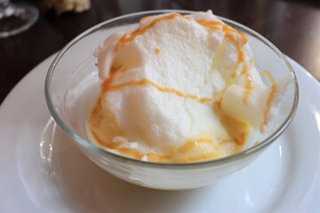Ile flottante, ou oeufs à la neige dans un bol transparent sur une assiette blanche, dessert composé de blancs d'oeufs fouettés et de crême anglaise, ville de Lyon, département du Rhône, France