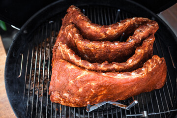 Rohe Spareribs am Kugelgrill