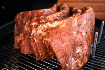 Rohe Spareribs am Kugelgrill