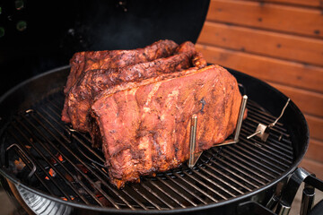 Geräucherte Spareribs am Kugelgrill