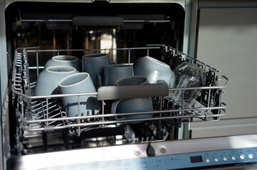  dishwasher with clean dishes